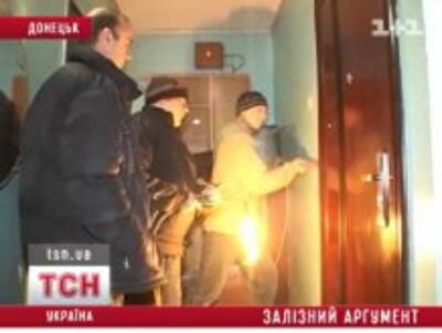 Коммунальщики выламывают двери должникам и выносят из домов мебель и технику