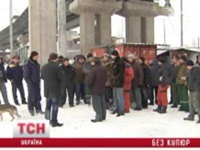 На строительстве моста в Киеве рабочим не платят с мая