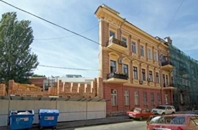 Скандалы в центре Одессы: возле дома с одной стеной строят законно, а мансарды на Приморском пока трогать не будут