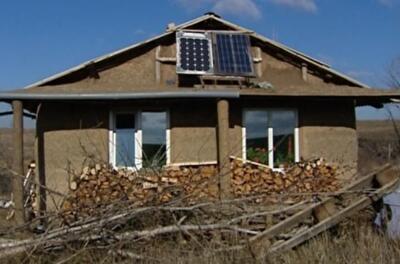 В Донбассе пенсионеры построили хатку на батареях из соломы и глины