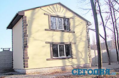 На Харьковщине муж и жена на несколько дней закрылись в своем особняке, чтобы его не снесли 