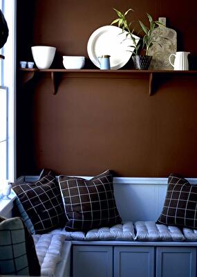 Сочетание коричневого и бирюзового в интерьере гостиной