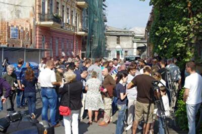 Около сотни одесситов вышли на акцию протеста против строительства возле «дома-стены»