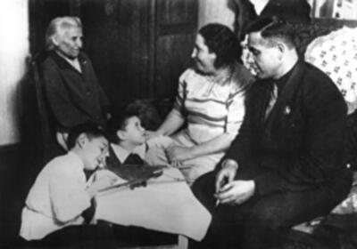 Лично-публичное жилье. Коммунальные квартиры стали частью городского быта на долгие годы