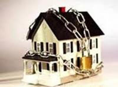 Аферисты переписали на себя квартиру пока муж ездил навестить мать