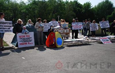 Инвесторы дома на Бочарова пришли под облгосадминистрацию с вещами и палатками. Фото