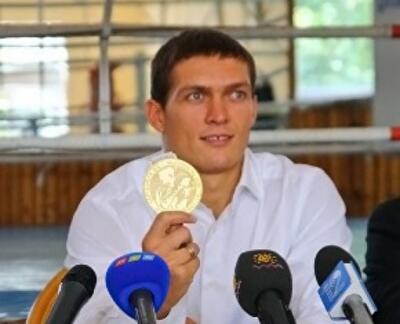 Чемпион мира по боксу получил от Кабмина квартиру