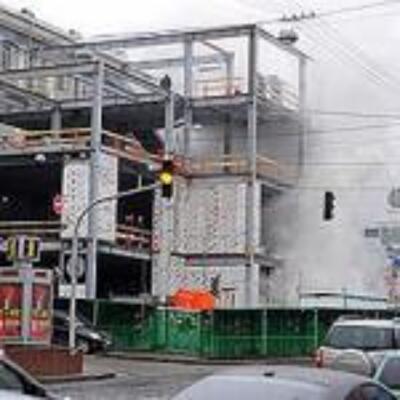 Забор стройки возле метро "Театральная" забросали яйцами
