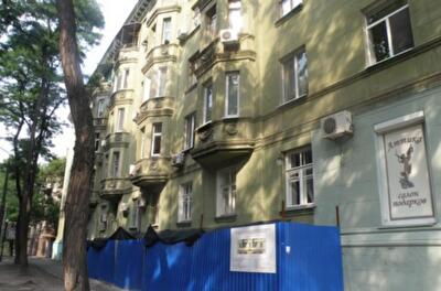 Арестованная квартира Тимошенко поросла плющом, а под окнами строят пивбар
