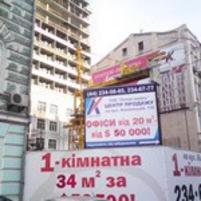 Доступное жилье: кухня с окном в комнату, вид на бомжей и трубы