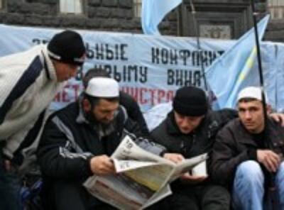 Глава Кабмина пообещал и дальше решать проблемы крымских татар