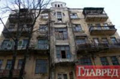 Аварийный дом возле «Хайятта» трещит по швам 