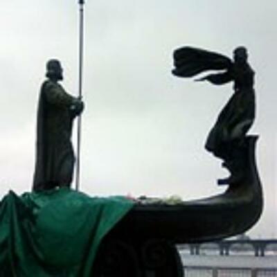 Разрушен памятник основателям Киева