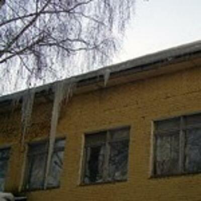 Опасных крыш в Киеве еще много