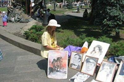Милиционеры гонят художников с Майдана