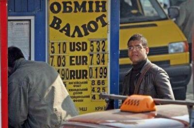 Нацбанк запретил продавать людям крупные суммы в долларах