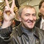Они работают, а он - в отпуске