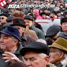 Кабмин не будет снижать соцвыплаты и повышать пенсионный возраст