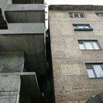 Новостройка уперлась в балконы хрущевки
