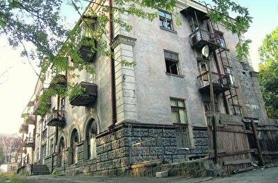 Маклеры вытеснили бомжей и сдают жилье в отселенных домах