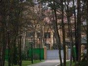 Сколько метров государственного жилья в Конча-Заспе получили даром известные политики 