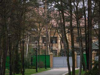 Сколько метров государственного жилья в Конча-Заспе получили даром известные политики