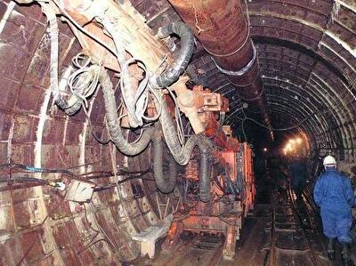Рабочие строят метро впроголодь