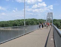Киев: оползень может уничтожить пешеходный мост 