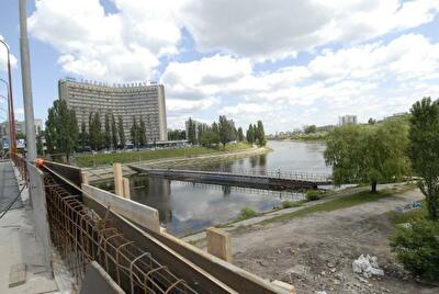 Городская власть планирует реконструировать съезды из моста Патона на левом берегу