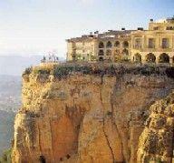 Испанцы не могут справиться с незаконным строительством