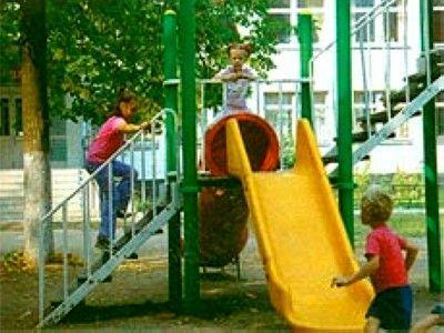 Черновецкий обустроит детские площадки