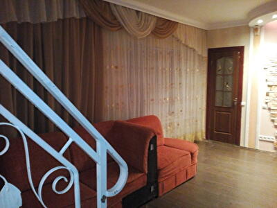 Киевская обл., Киево-Святошинский район, с. Святопетровское, Амосова ул., 23