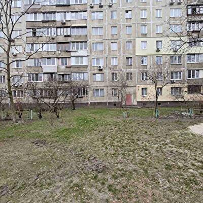 Київ, Маршала Малиновського вул., 13Б