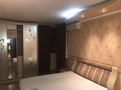Анни Ахматової вул., 35А