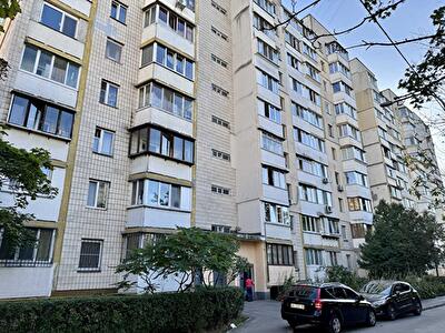 Київ, Прилужна вул., 10