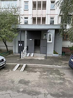 Київ, Анни Ахматової вул., 15