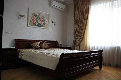 Київ, Дмитрівська вул., 69