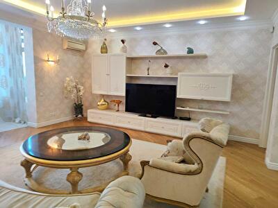 Київ, Євгена Коновальця вул., 44А