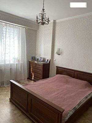 Дніпровська наб., 1