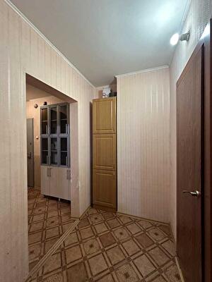 Київ, Урлівська вул., 38