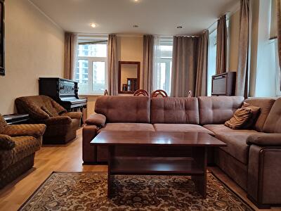 Київ, Пирогова вул., 2