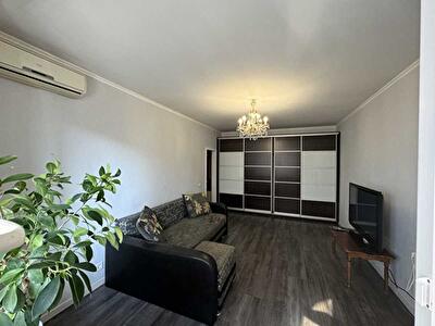 Київ, Княжий Затон вул., 12