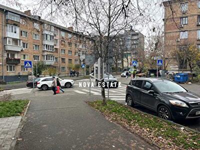 Киев, Німанська, 4