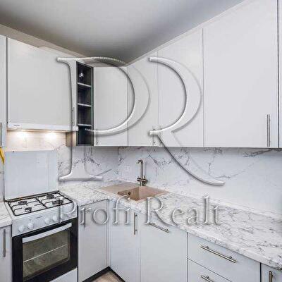 Київ, Привокзальна вул., 10