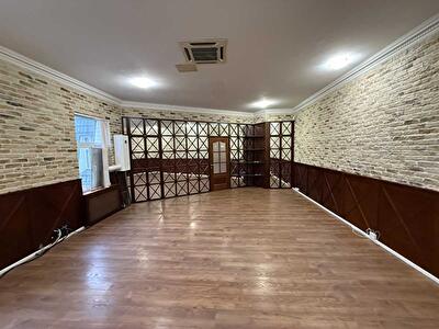 Київ, Трьохсвятительська вул., 13