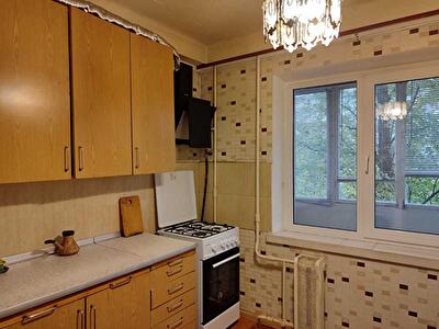 Київ, Братиславська вул., 38