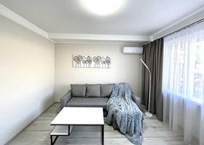 Киев, Берестейский, 12