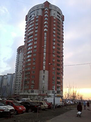 Анни Ахматової вул., 45