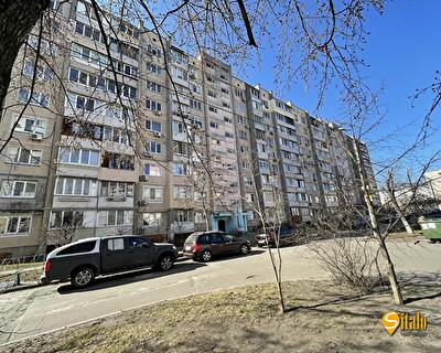 Київ, Героїв Дніпра вул., 75