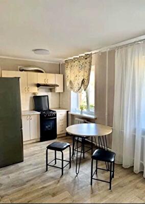 Київ, Ольжича вул., 17